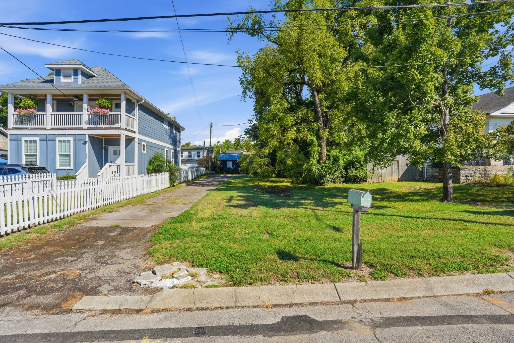 Spain Avenue streetscape with neighboring homes and the yard at 1015 Spain Avenue in East Nashville